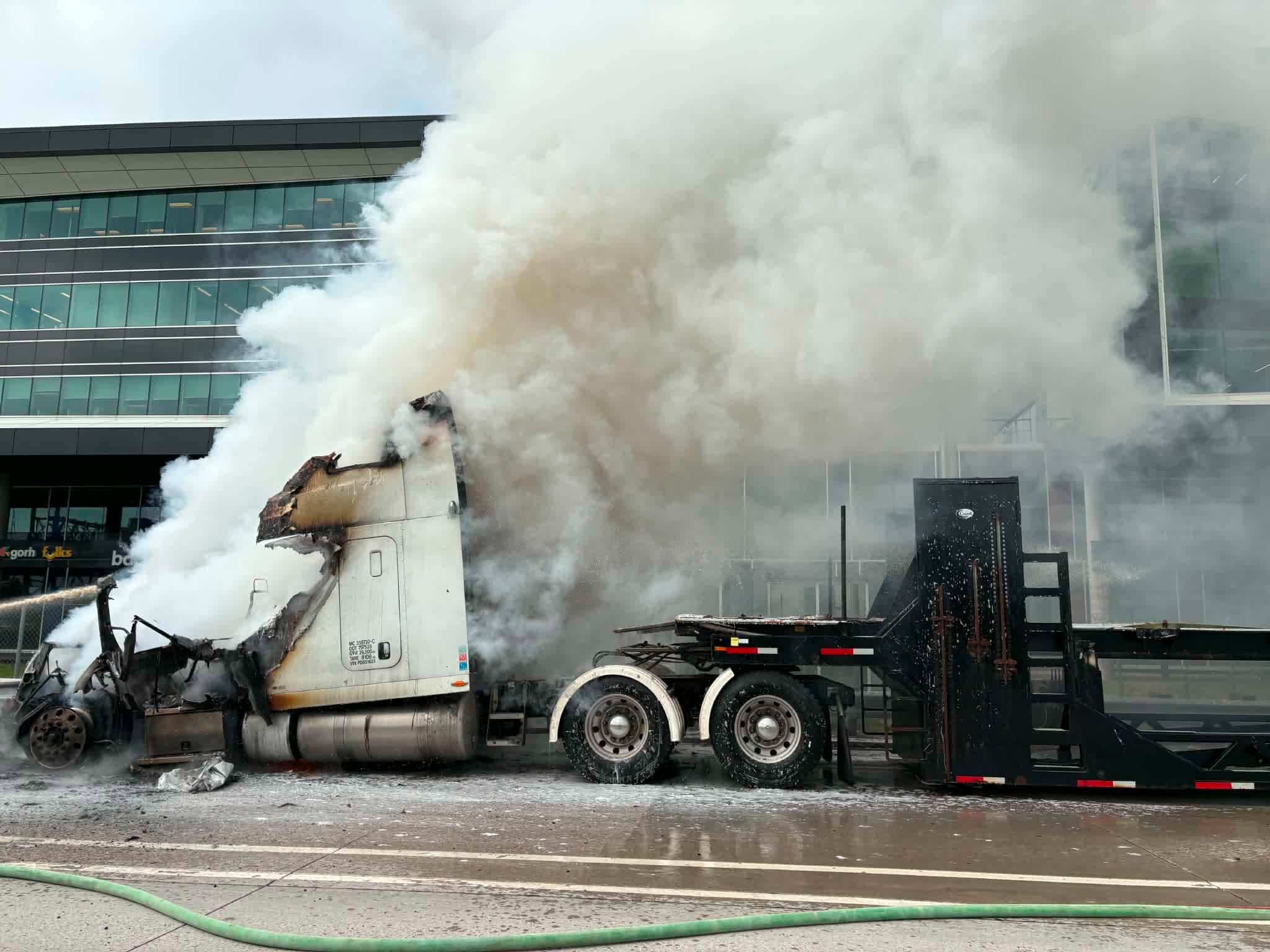 [IMAGES] Un semi-remorque complètement ravagé par les flammes à Sainte-Foy