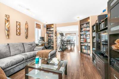 Grupo de miembros de la familia con casa