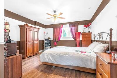 Grupo de miembros de la familia con casa