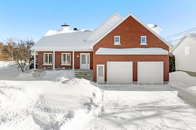 Grupo de miembros de la familia con casa