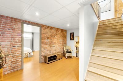 Grupo de miembros de la familia con casa