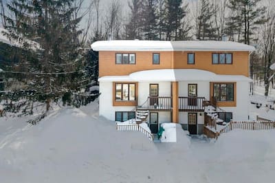 Grupo de miembros de la familia con casa