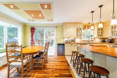 Grupo de miembros de la familia con casa