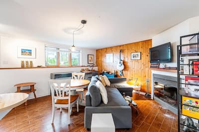 Grupo de miembros de la familia con casa