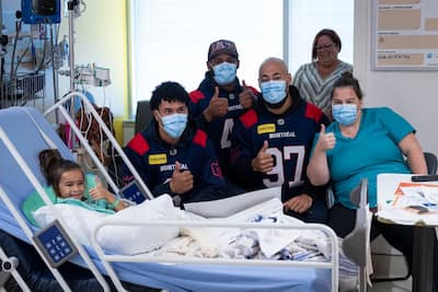 Klāra beaudry, 6 ans, n'était pas du tout gênée de rencontrer des Joueurs des Alouettes.
