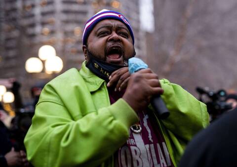 Una mujer policía estadounidense condenada por asesinato habla sobre un examen de rutina