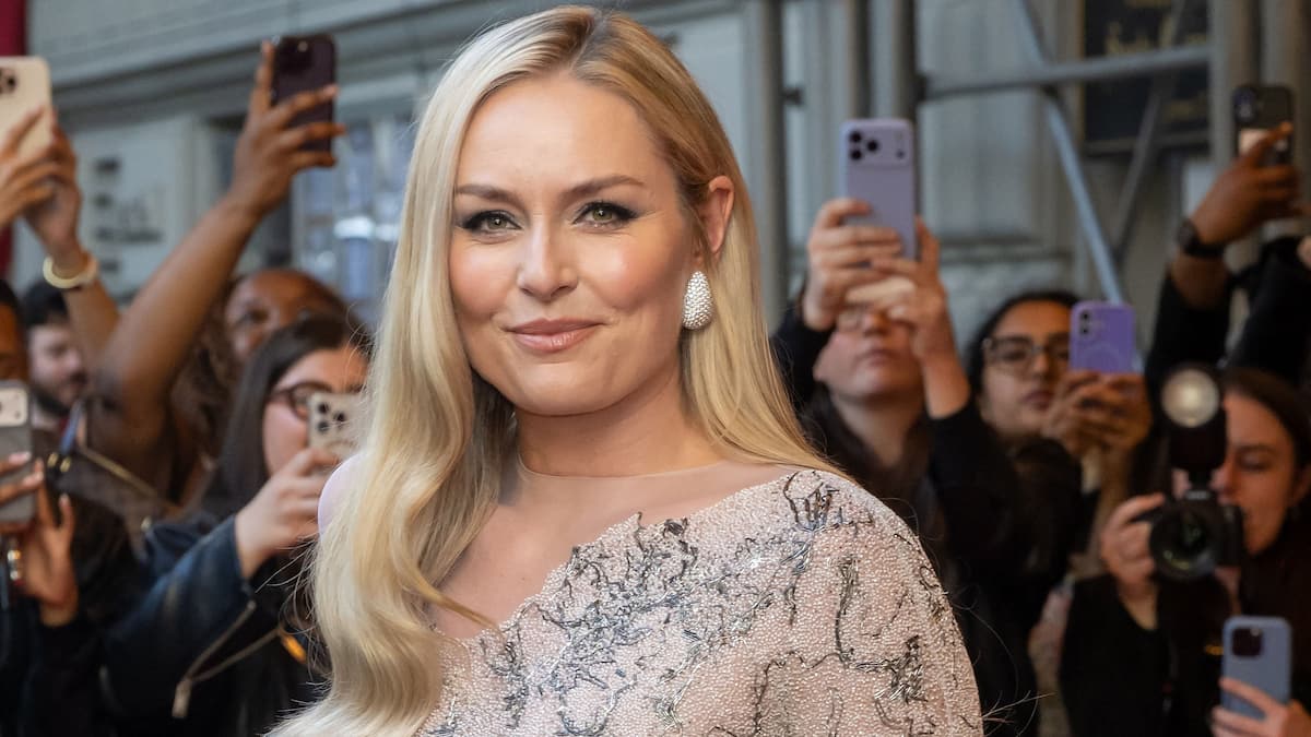 Lindsey Vonn marche sans béquilles trois mois après sa grave chute aux Jeux olympiques Lindsey Vonn marche sans béquilles trois mois après sa grave chute aux Jeux olympiques
