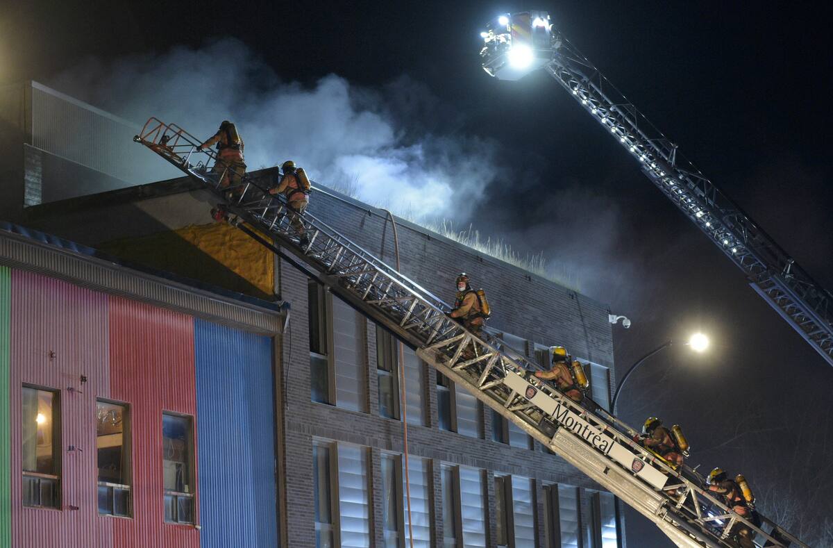 [PHOTOS] Plateau-Mont-Royal: un pompier bless&eacute; en combattant un incendie