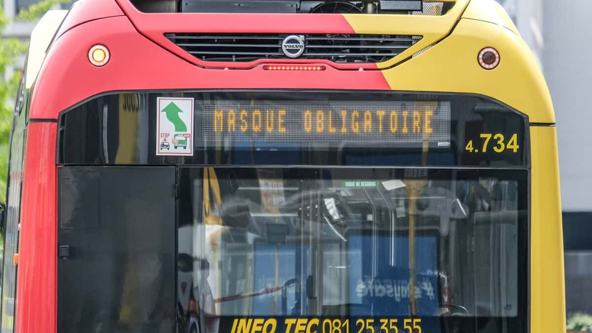 Un passager sans masque poignardé au cou par un sexagénaire dans un autobus