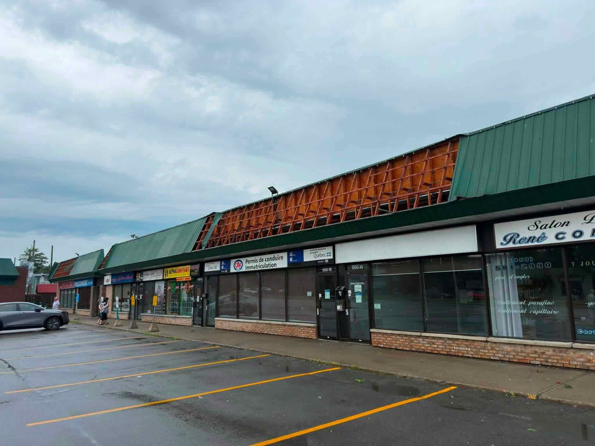 La toiture d’un bâtiment de Repentigny a été partiellement arrachée en raison d’un orage violent, dimanche après-midi.