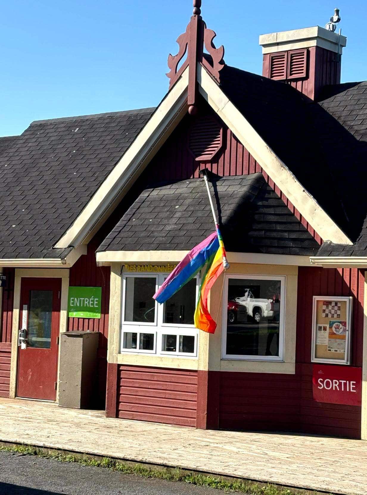 «J’en suis estomaqué»: deux drapeaux de la fierté vandalisés en une semaine à Val-David