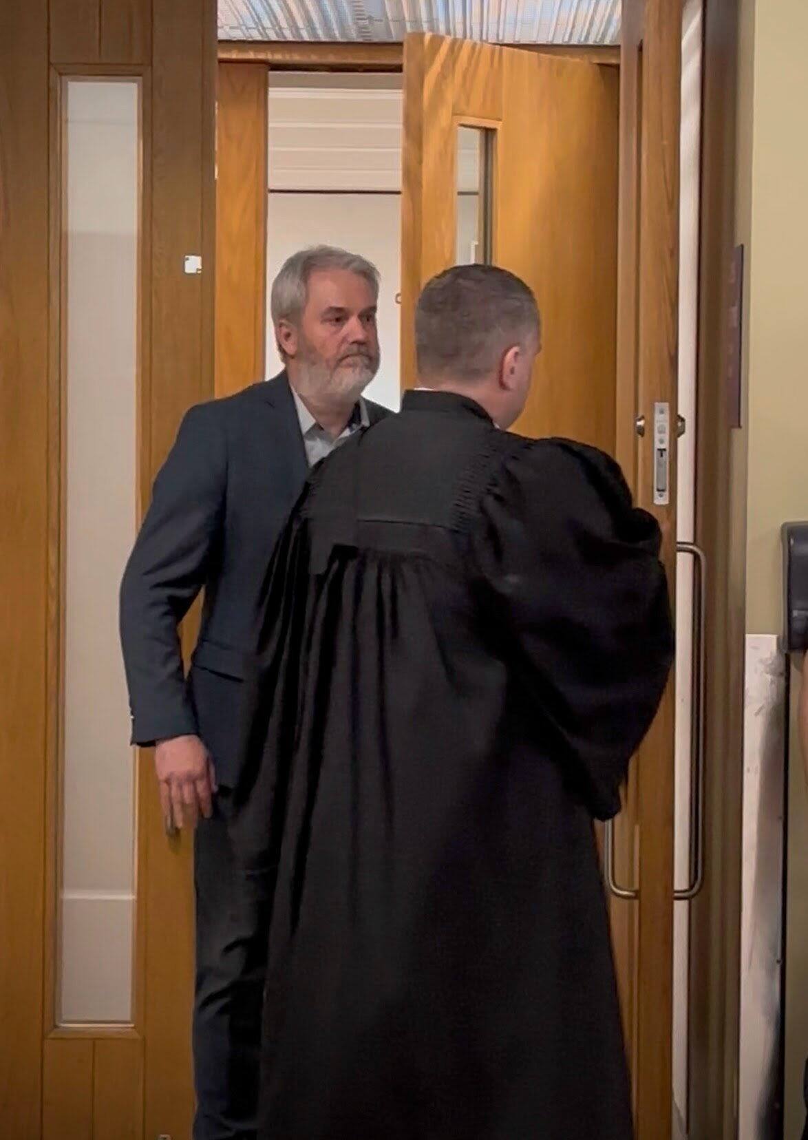 Un policier l&eacute;cheur de bottes plaide coupable