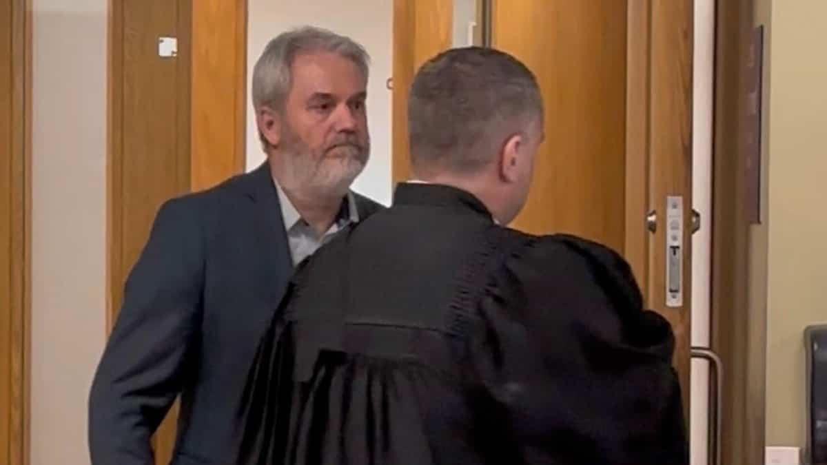 Un policier lécheur de bottes plaide coupable