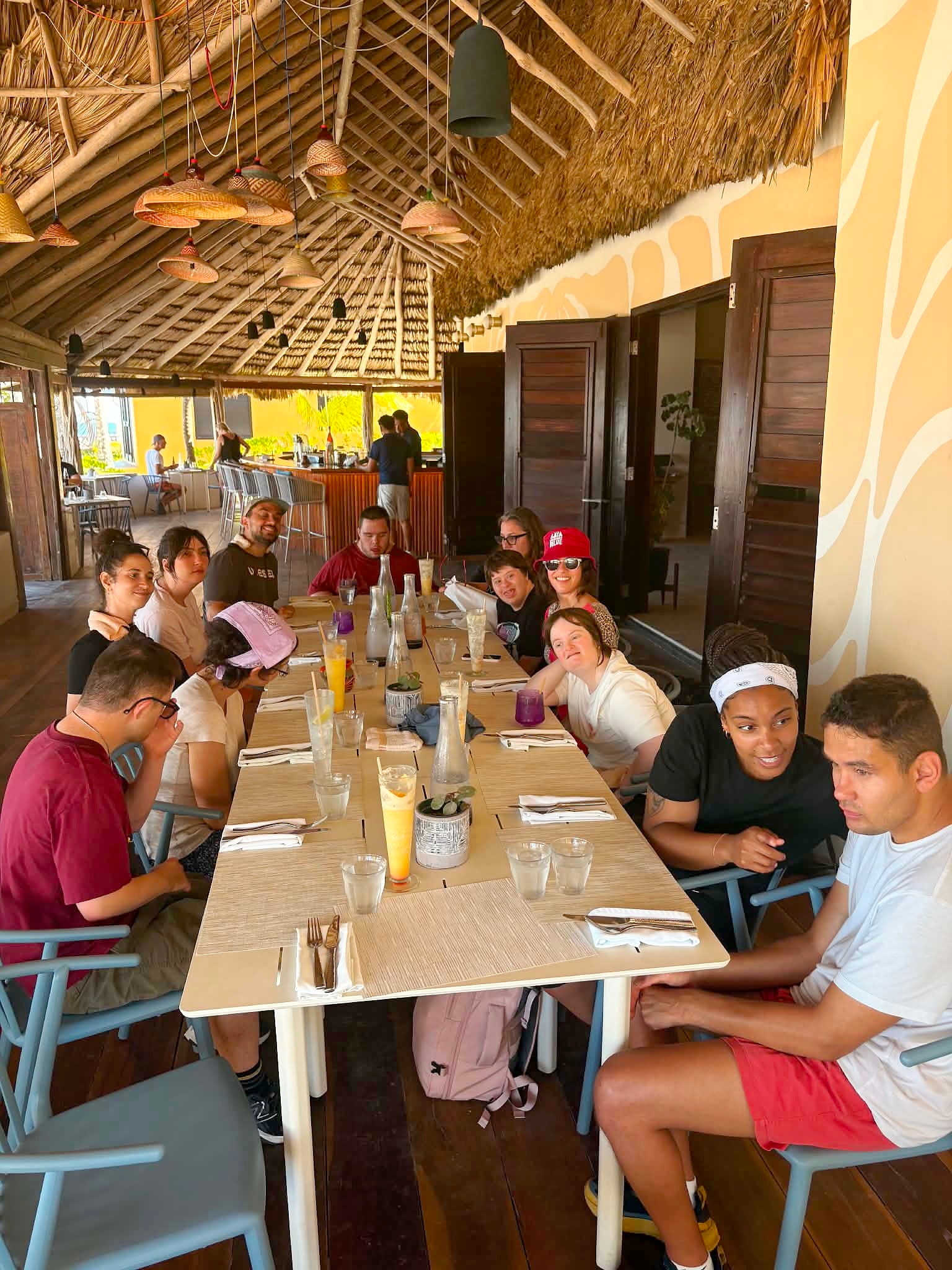 À table en attendant le repas.