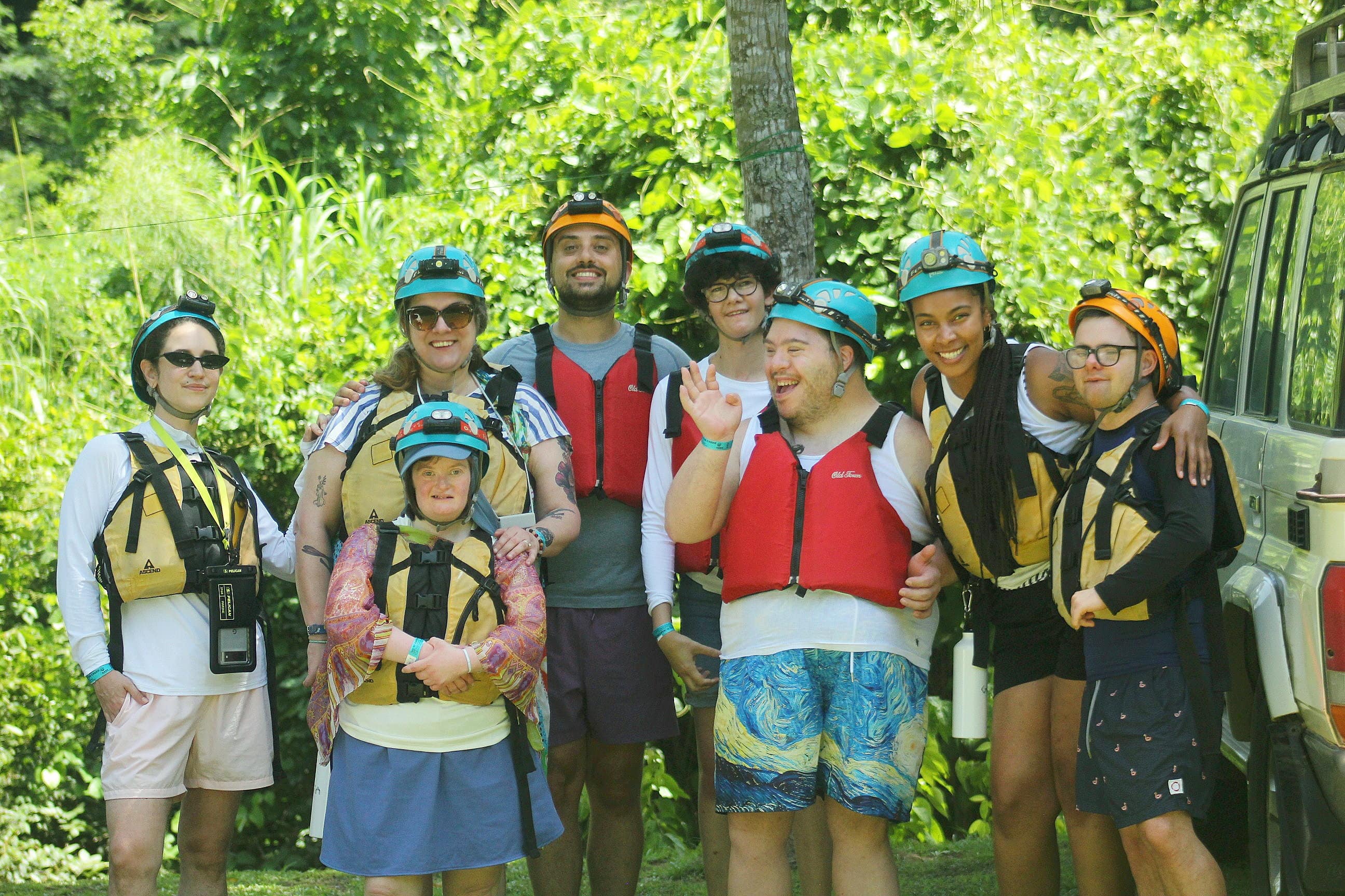 Encadrés par leur équipe clinique, Emma René de Cotret (31 ans), Émilie royer (31 ans), Hugo Laforest (32 ans) et Olivier Sauriol (31 ans) se préparaient à une excursion en canot dans des grottes, au Belize.