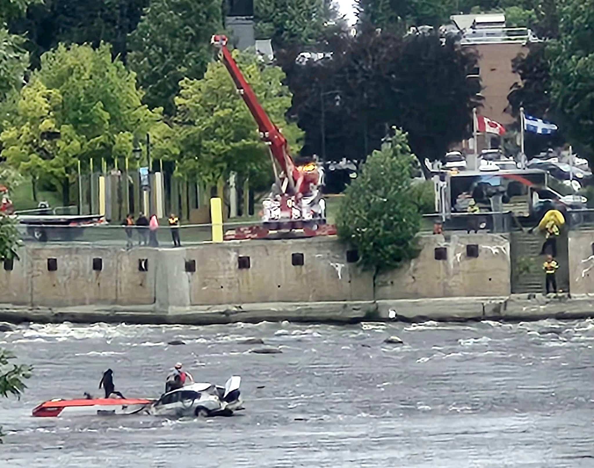 [VIDÉO] Opération ratée pour retirer la mystérieuse voiture coincée dans la rivière des Mille Îles depuis des mois