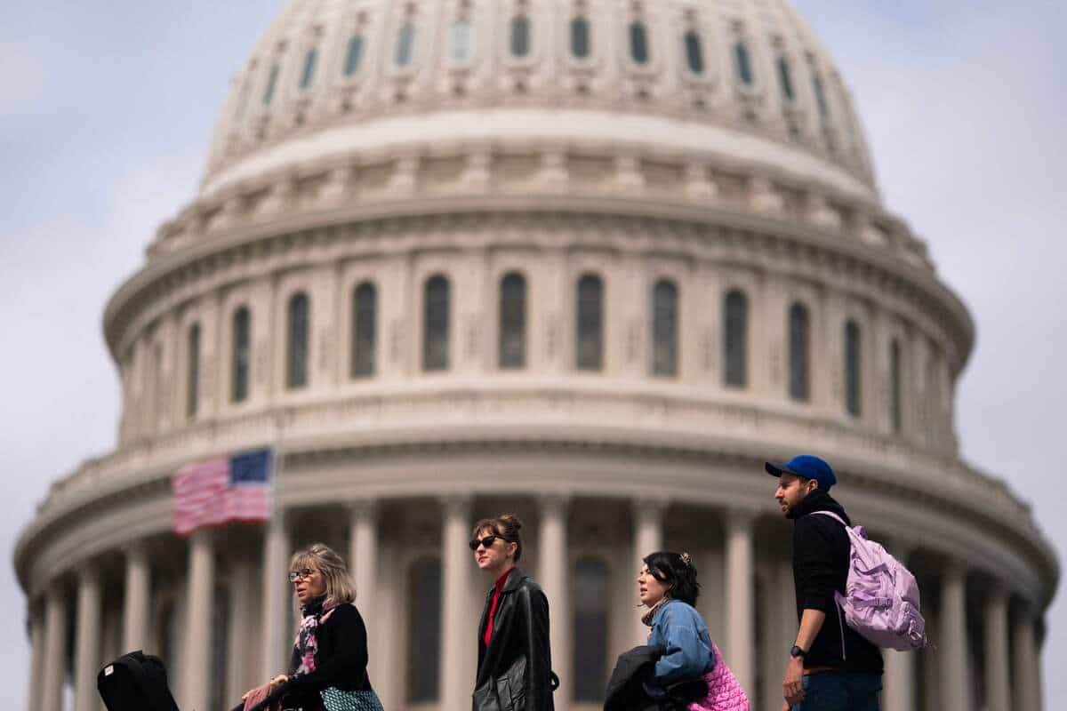 Des civils tu&eacute;s lors de frappes en Ukraine et en Russie, vote crucial au Congr&egrave;s am&eacute;ricain