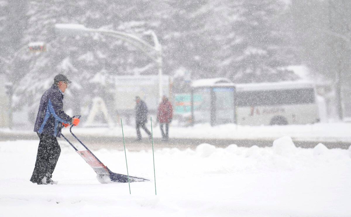 Temp&ecirc;te de neige: des conseils pour pelleter sans se blesser et en prot&eacute;geant son c&oelig;ur