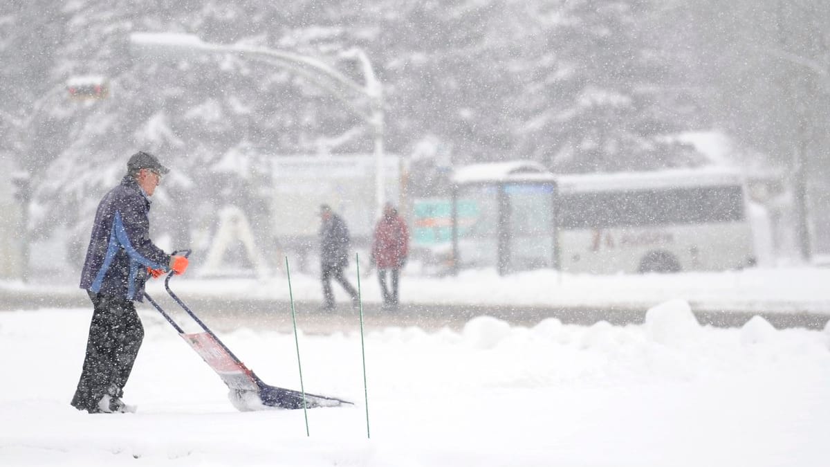 Tempête de neige: des conseils pour pelleter sans se blesser et en protégeant son cœur