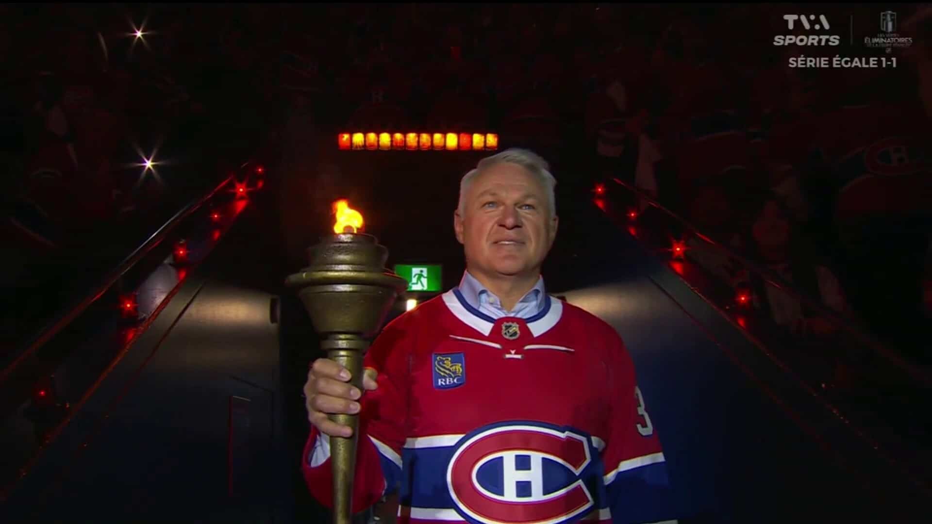 À VOIR | Un héros de la coupe Stanley de 1986 porte le flambeau avant le troisième match du Canadien