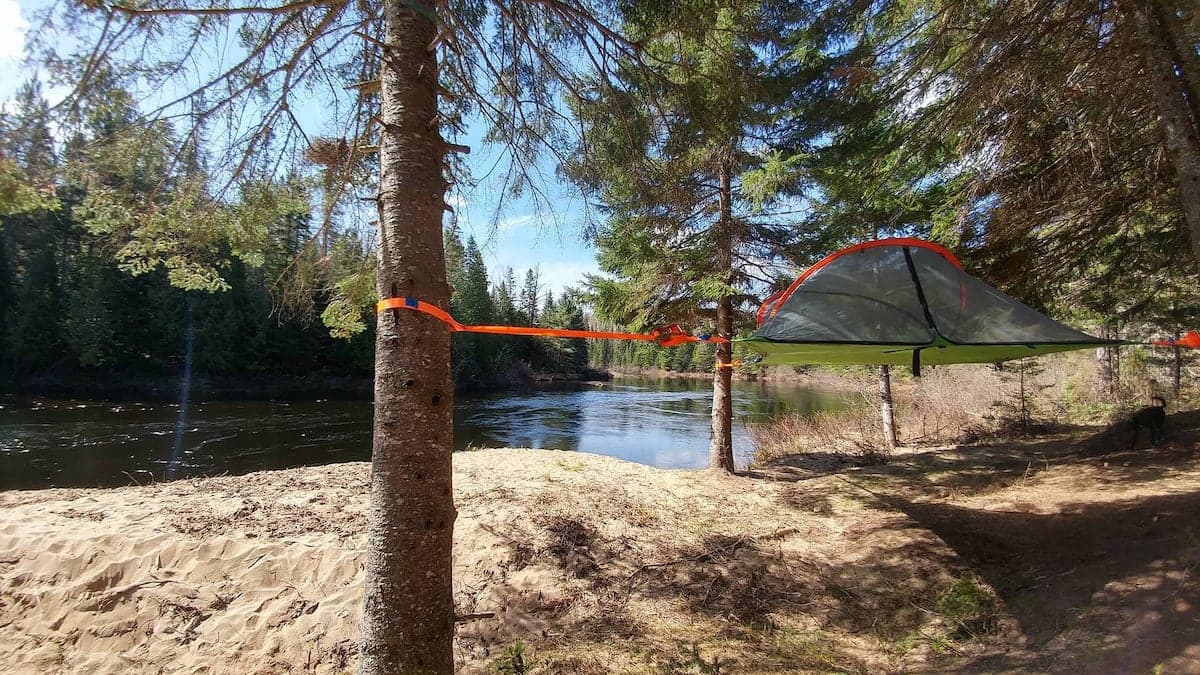 Une tente suspendue au bord de l'eau à louer