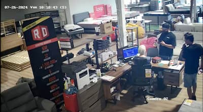 Une caméra de surveillance a capté Tchefli Fadel et Achref Boughanmi dans une succursale de Meuble RD quelques heures avant qu'ils y entrent par effraction pour y voler le terminal de paiement.