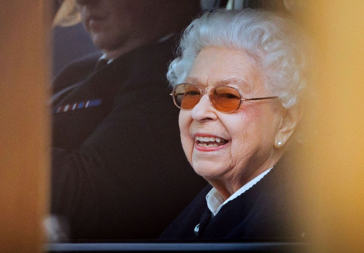 Elizabeth II souriante lors d'une rare apparition publique