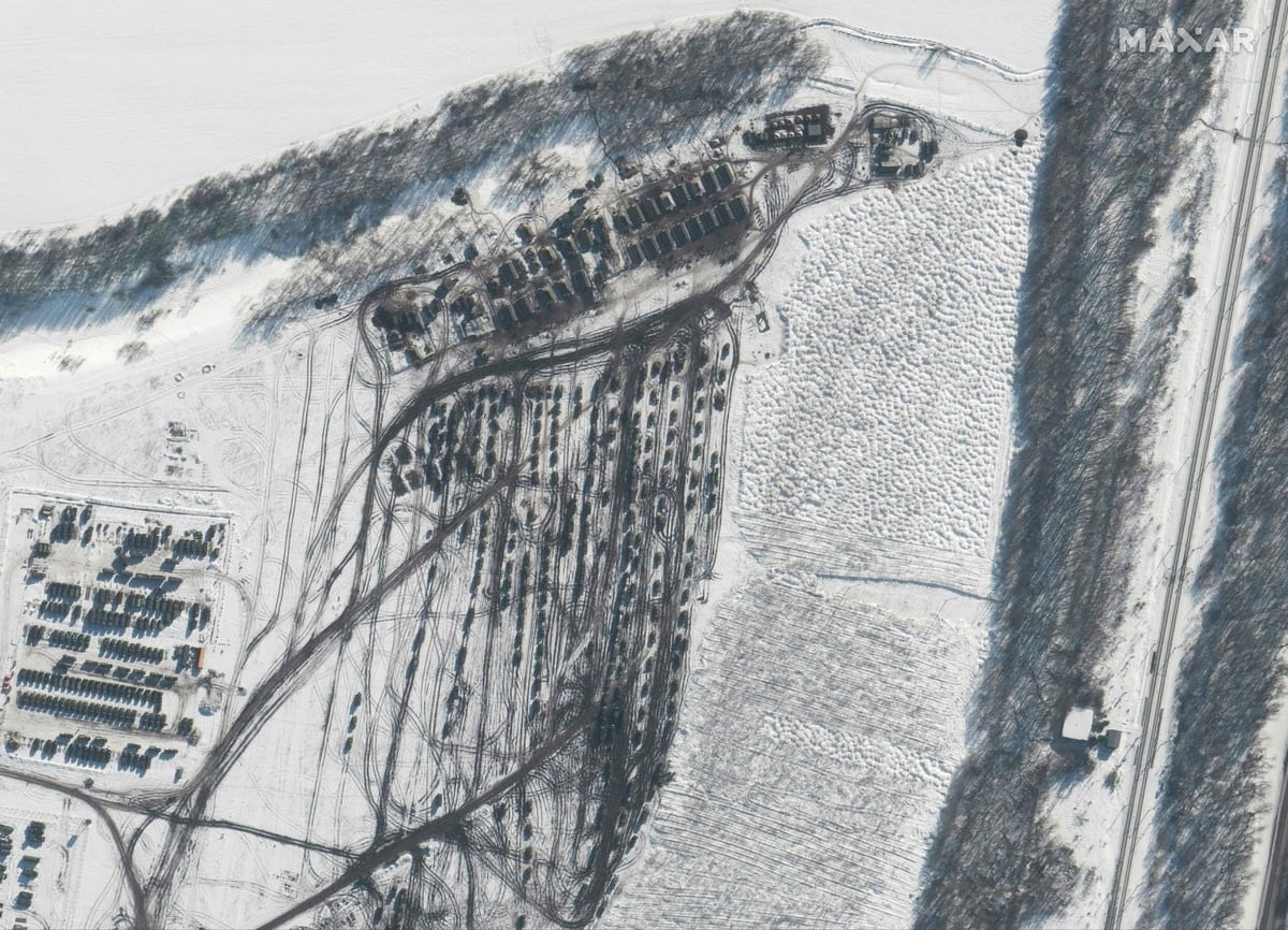 Des images satellitaires montrent de nouveaux d&eacute;ploiements russes &agrave; la fronti&egrave;re ukrainienne