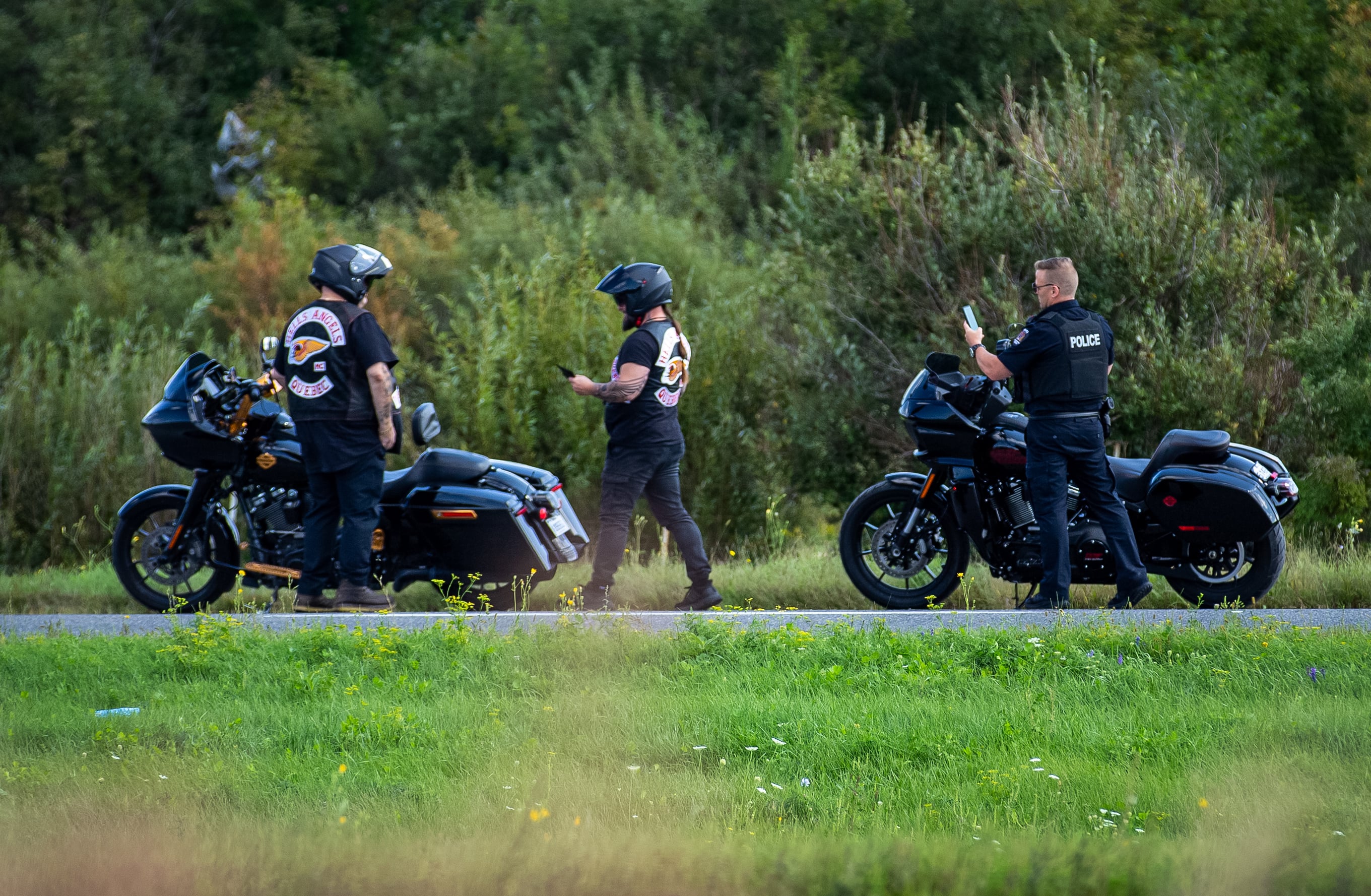 Un policier de Longueuil a photographié l’accoutrement des deux Hells, où leurs patchs étaient visibles malgré la nouvelle loi.