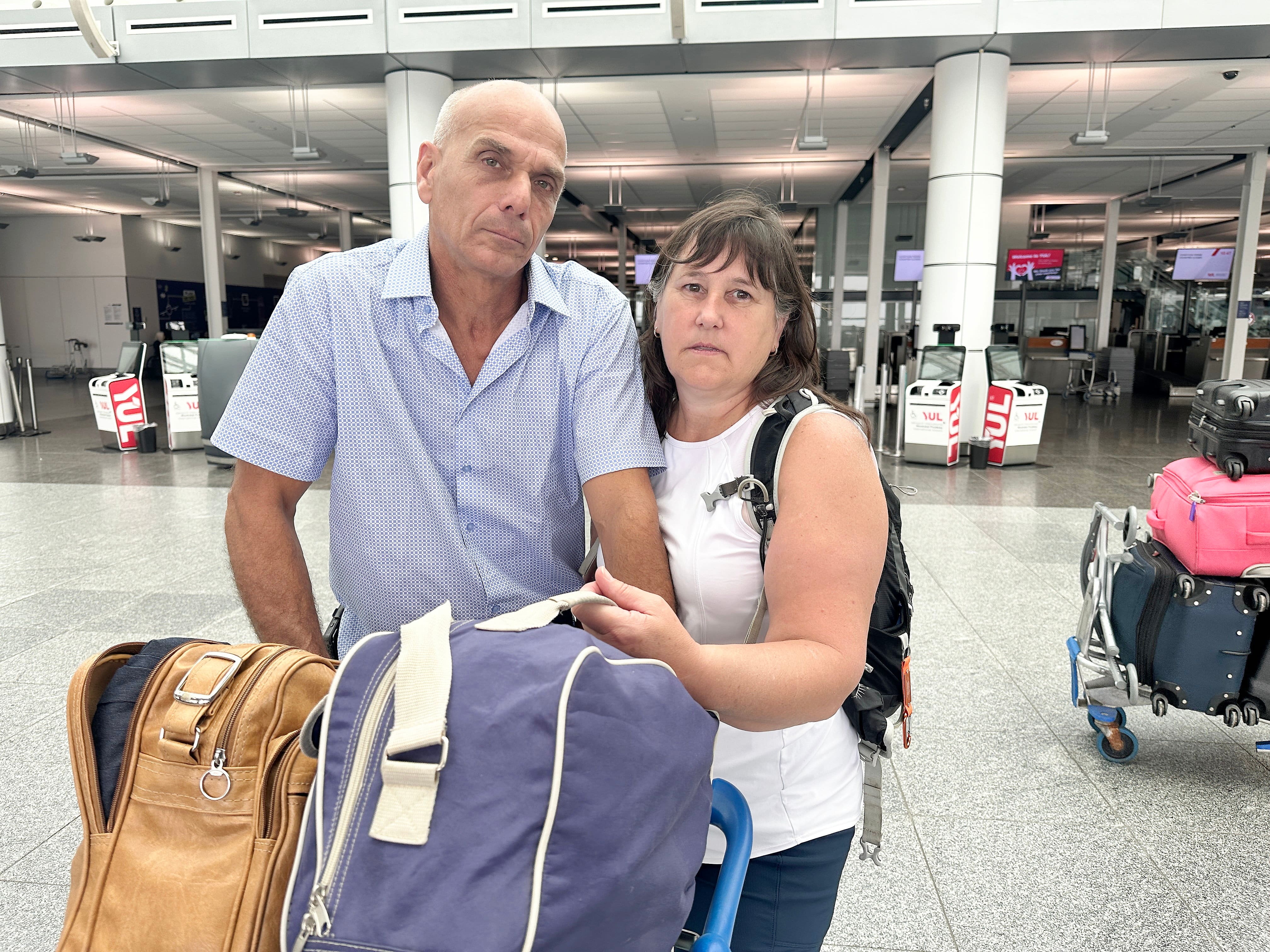 Robert Paquette et Thérèse Leduc ont passé quatre heures au téléphone sans jamais parler à un employé de WestJet.
