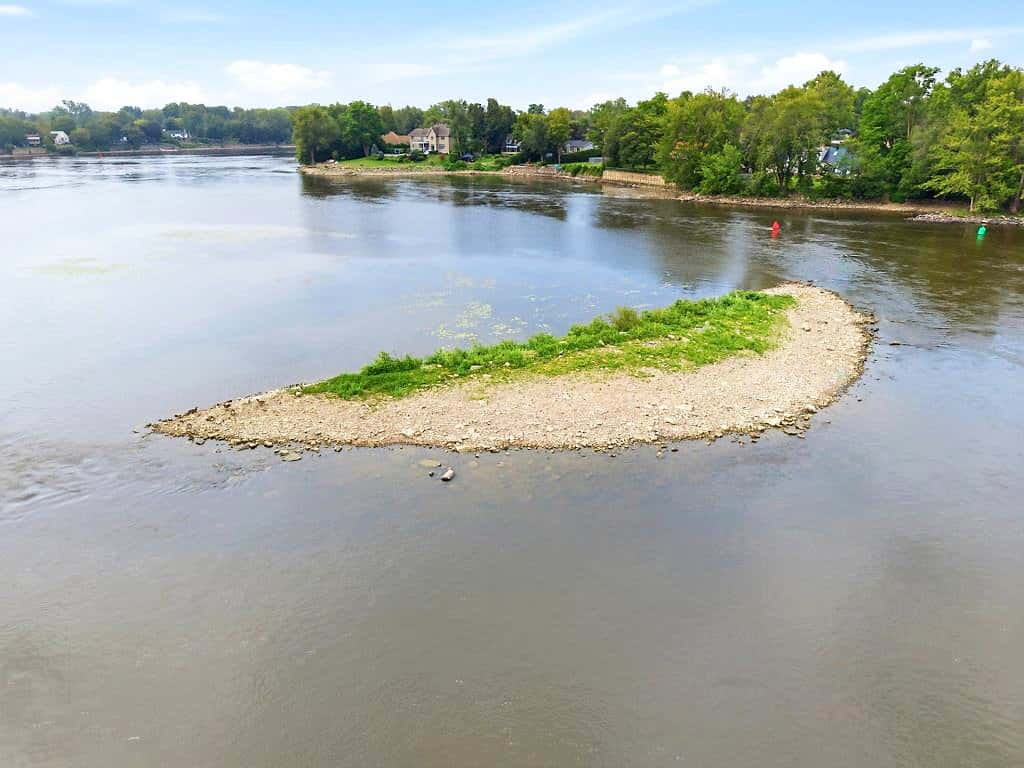 [PHOTOS] Paierez-vous 50 000$ pour cette minuscule île privée à vendre à Laval?