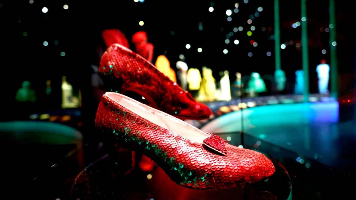 Volés il y a 20 ans: les souliers rouges du «Magicien d'Oz» mis aux ...