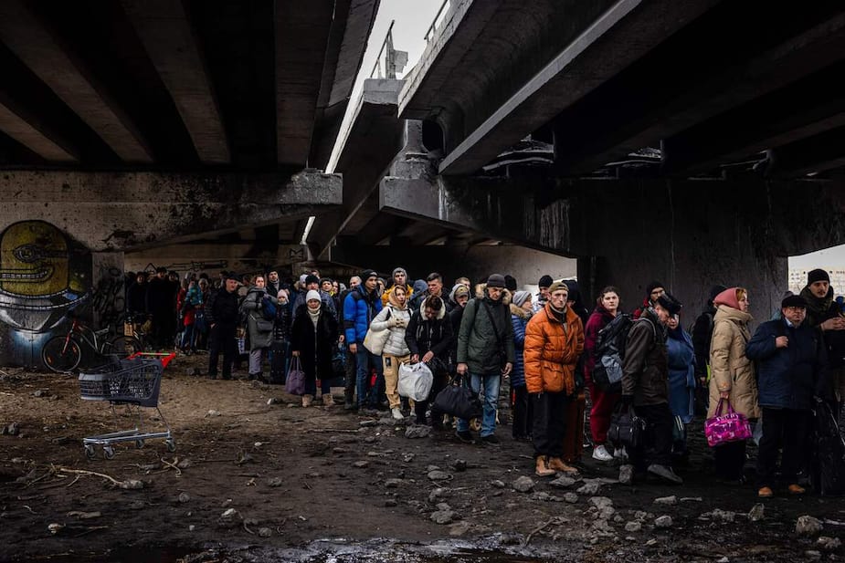 Des Ukrainiens faisant la file en mars dernier dans la ville d'Irpin, près de Kyïv.