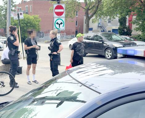 Faycal El Aoufir stole the bike market Two policemen rushed to the spot.