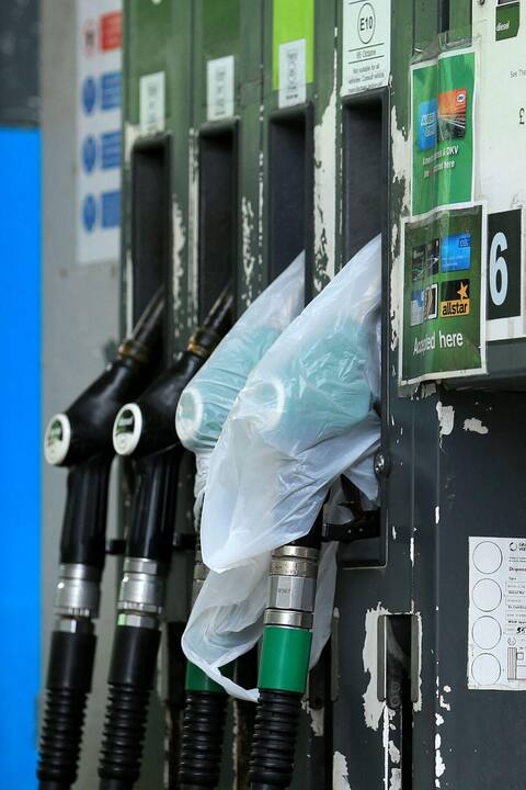 Escasez de combustible: el gobierno británico acusa al organismo que representa a las empresas de transporte