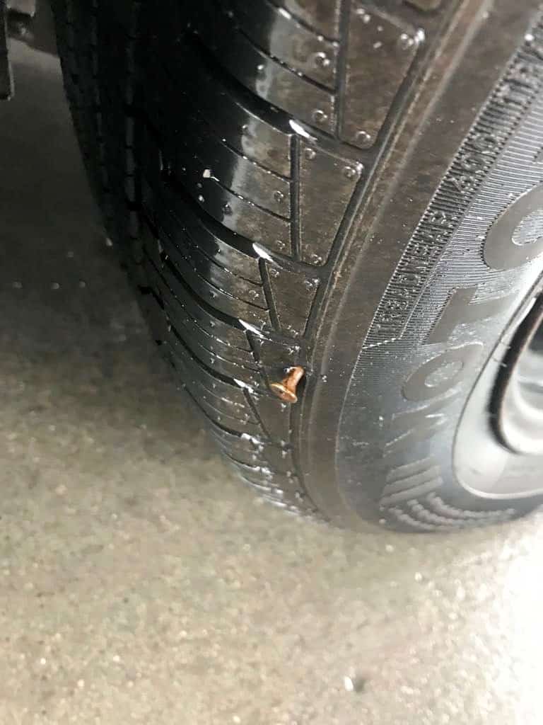 Un pneu de la voiture de Doris Duguay a été crevé par une vis