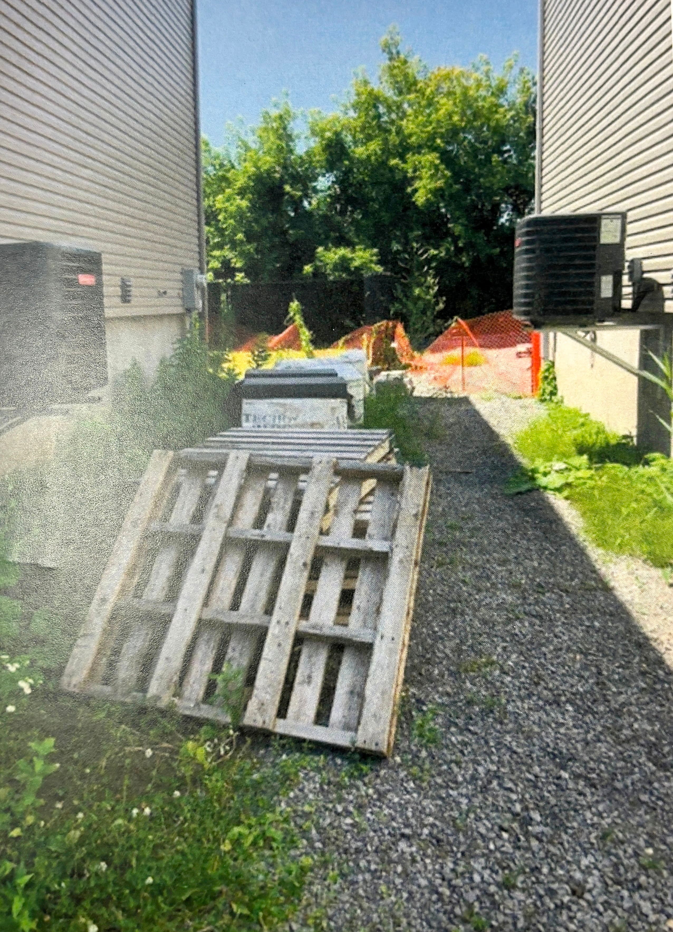 Coincés dans le chantier de leurs voisins pendant deux ans