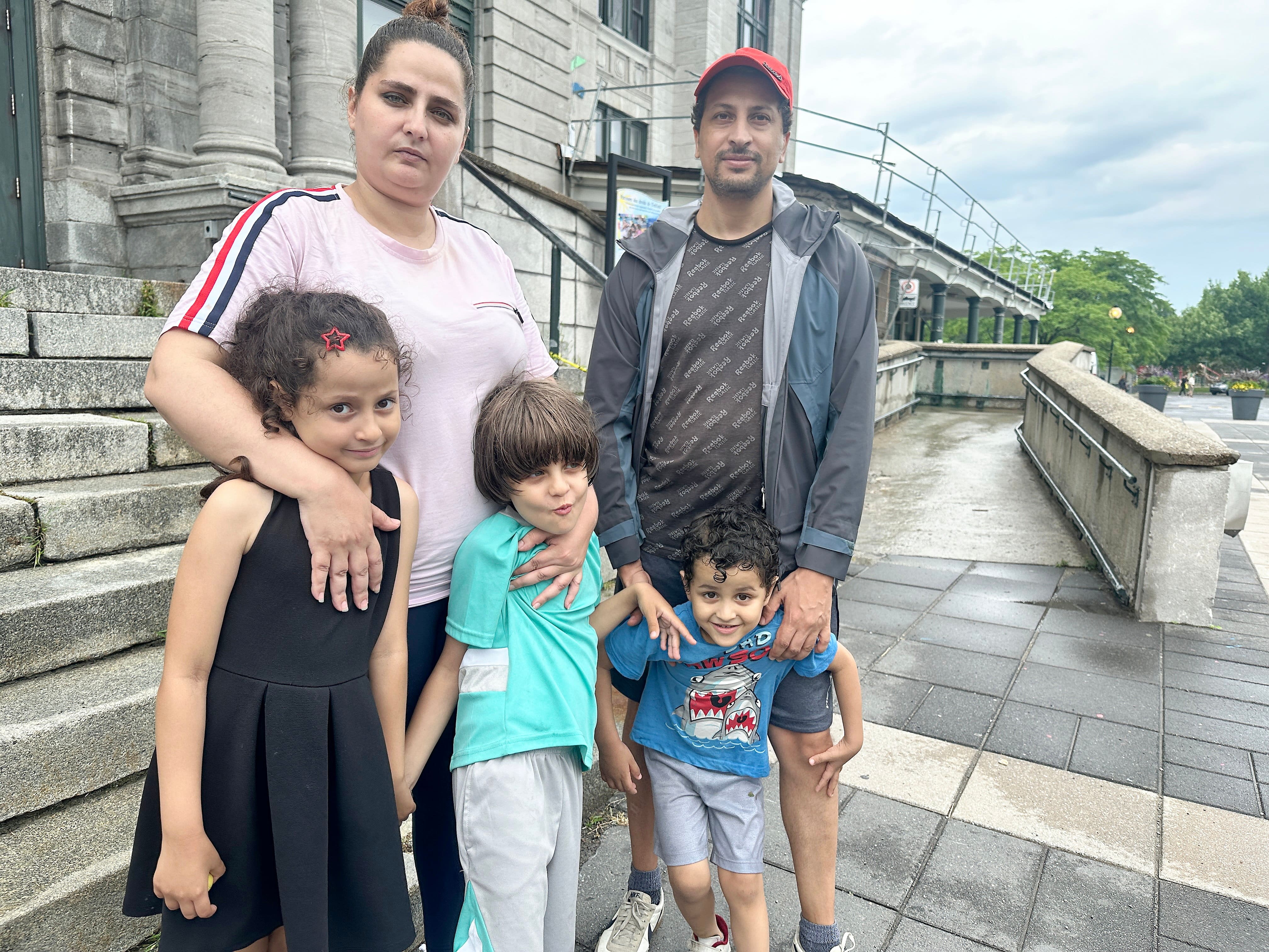 Des enfants oubliés à la piscine municipale par leurs animateurs de camp de jour