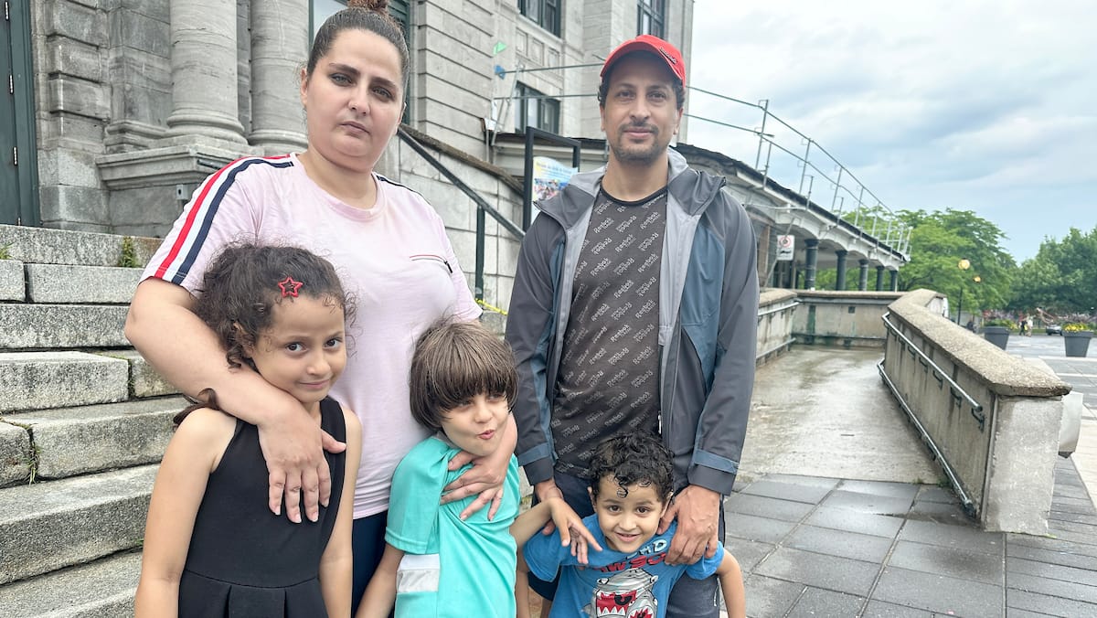 Des enfants oubliés à la piscine municipale par leurs animateurs de camp de jour