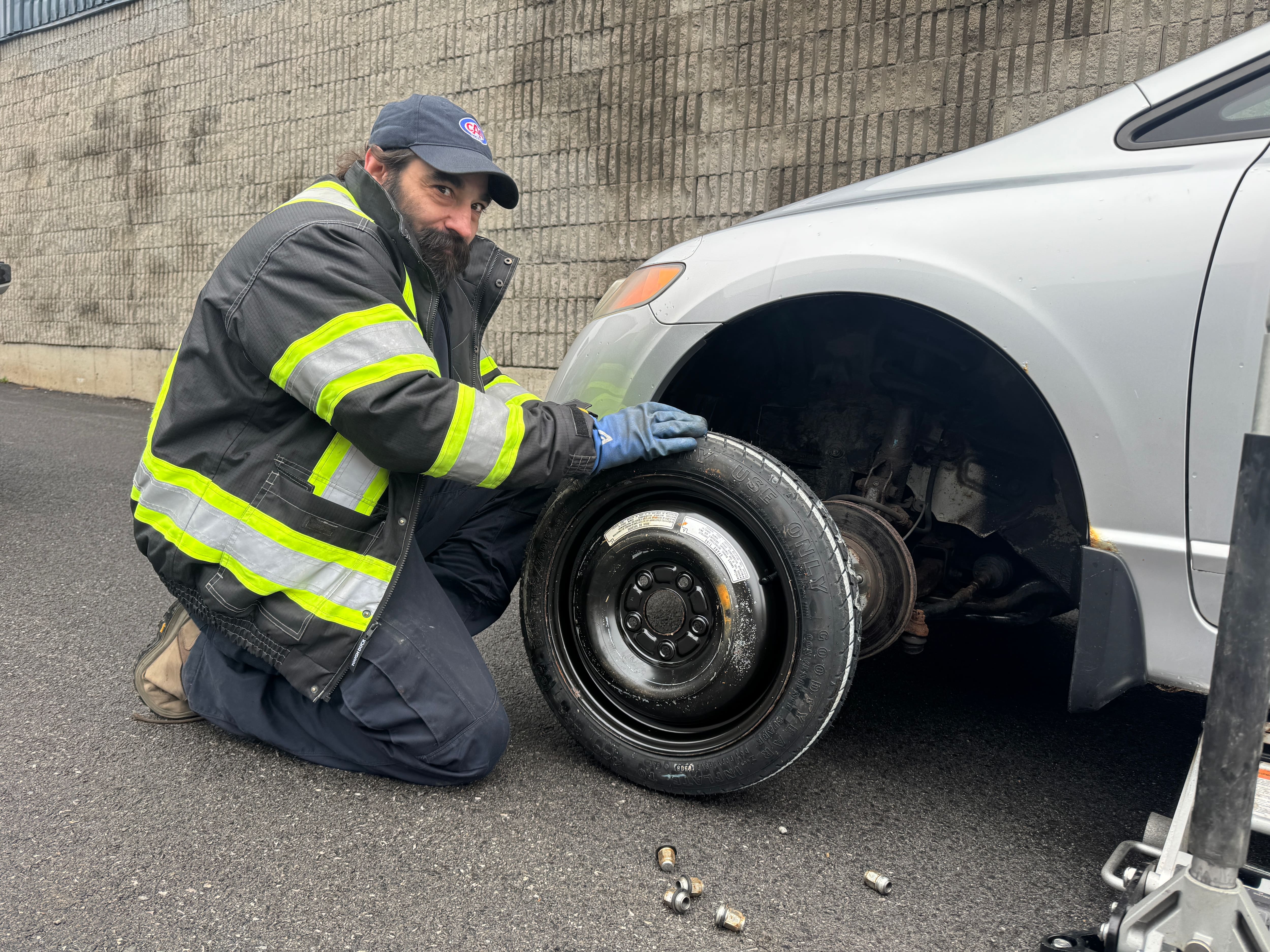 Nids-de-poule : plus de crevaisons cette année, mais de moins en moins de roues de secours dans les voitures