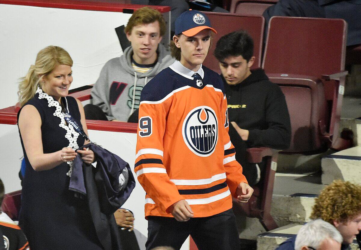 NHL: Raphael Lavoie signs new contract