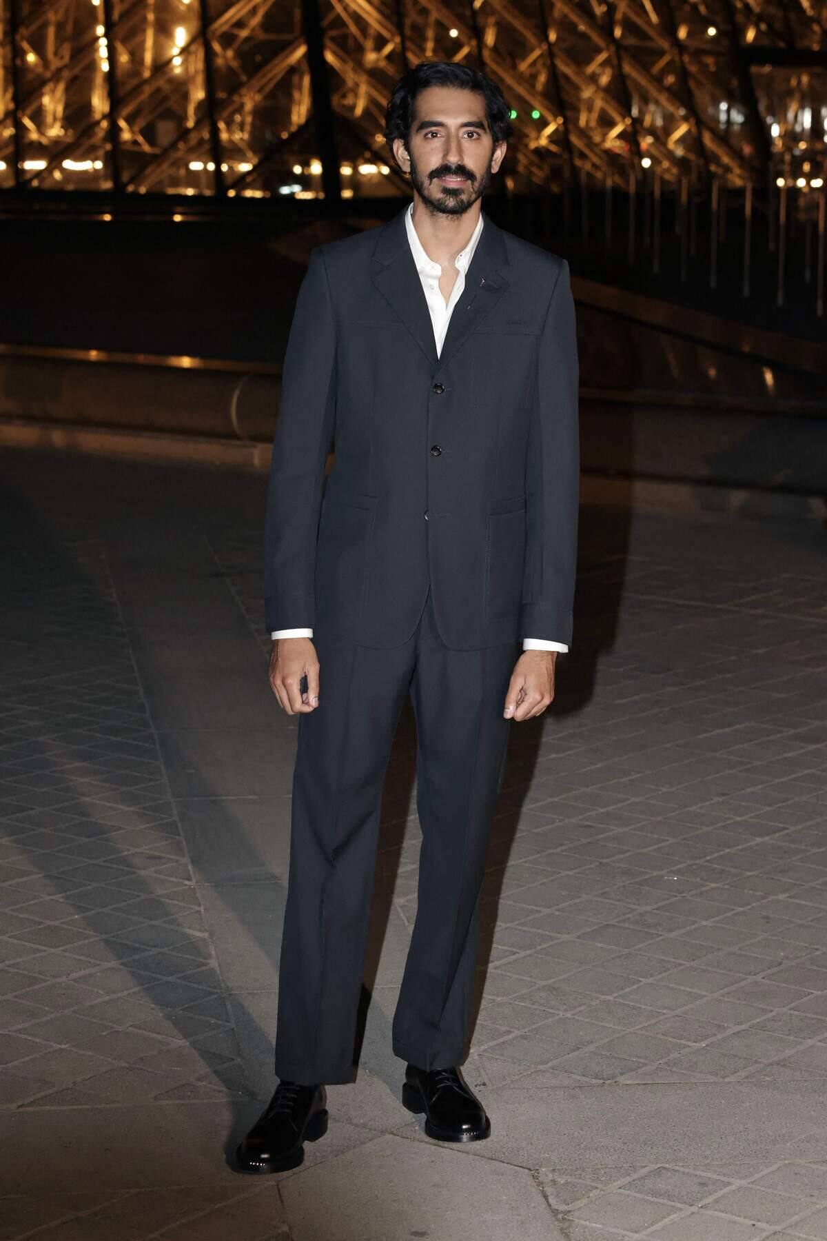 [PHOTOS]  Aliocha Schneider pose sin Charlotte Cardin frente al Louvre como parte de la Semana de la Moda de París