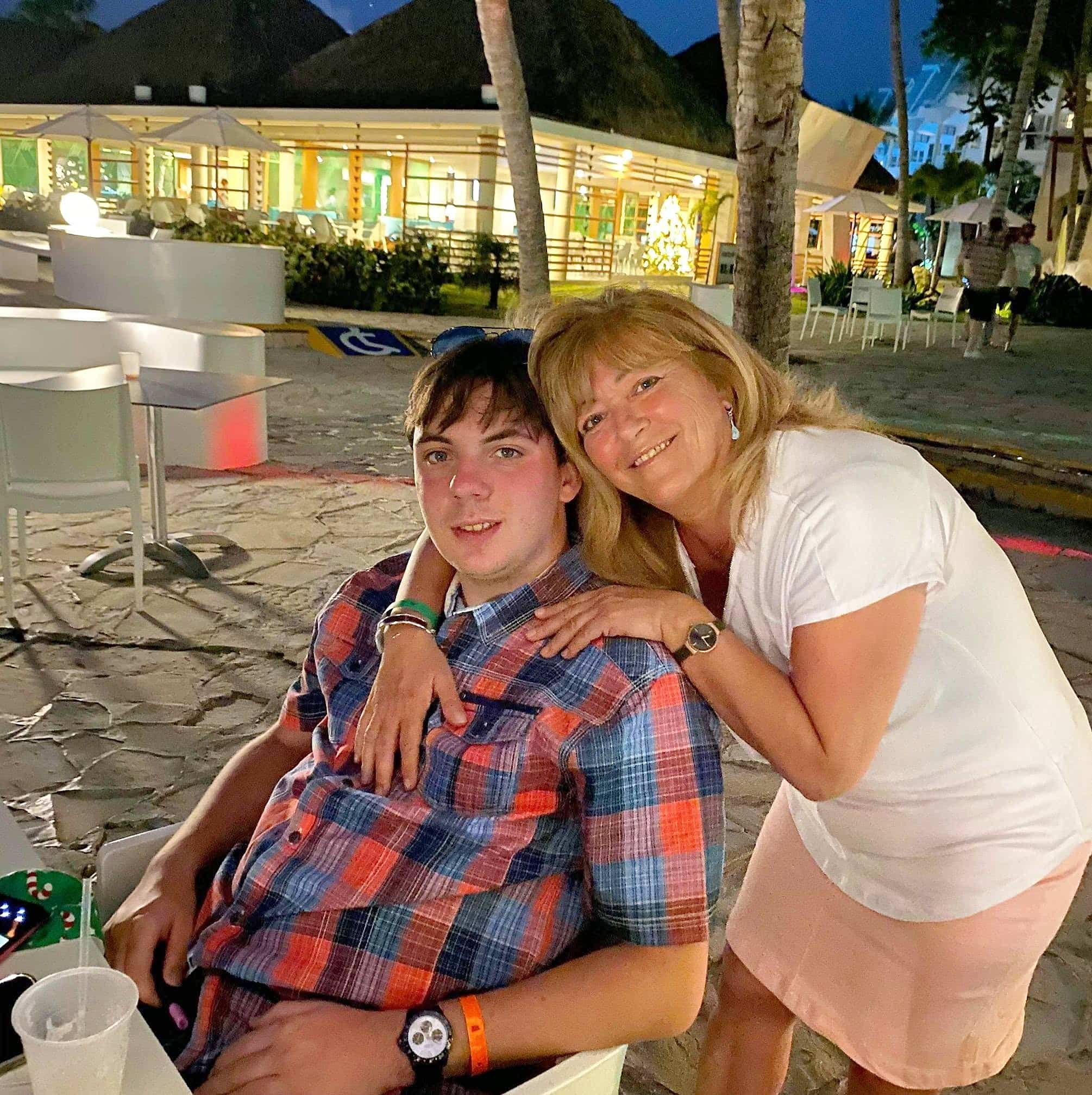 «Je ne veux plus qu’aucun parent ne vive ce que j’ai vécu»: son fils meurt intoxiqué par du monoxyde de carbone dans son auto modifiée