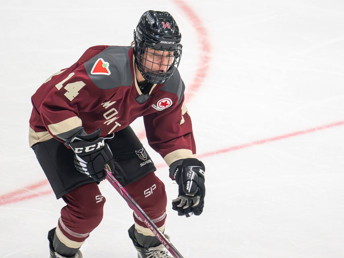 Jillian Dempsey (derecha) en el banquillo de Montreal, el jueves en Place Bell, durante el primer partido de playoffs contra Boston.