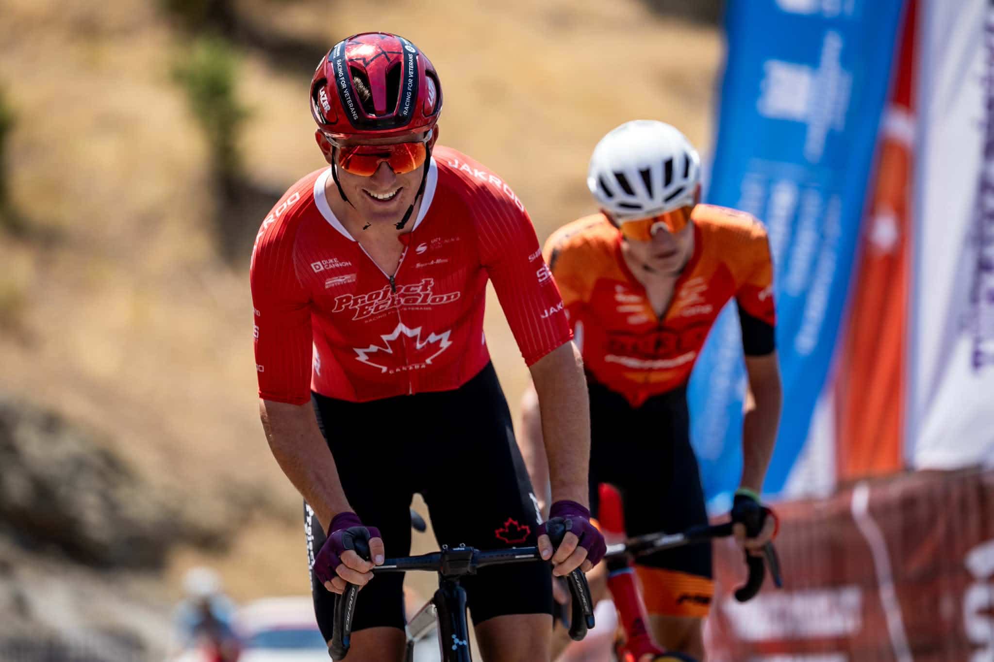 Un jeune cycliste abitibien de 22 ans à Québec et Montréal vêtu du maillot de champion canadien