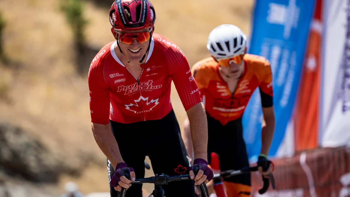 Un jeune cycliste abitibien de 22 ans à Québec et Montréal vêtu du maillot de champion canadien