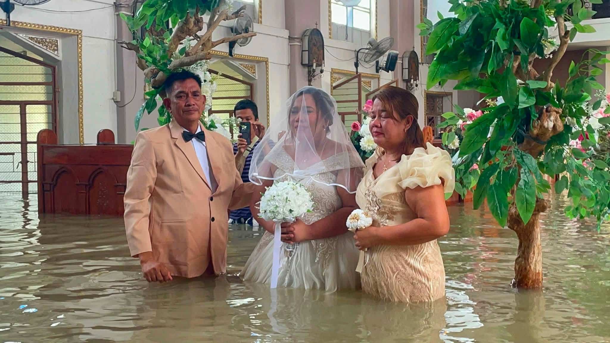 EN IMAGES | Fortes crues aux Philippines: un couple se marie dans une église inondée