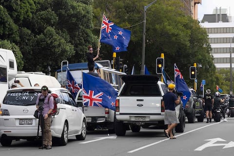 New Zealand: Trucks around Parliament to protest health measures