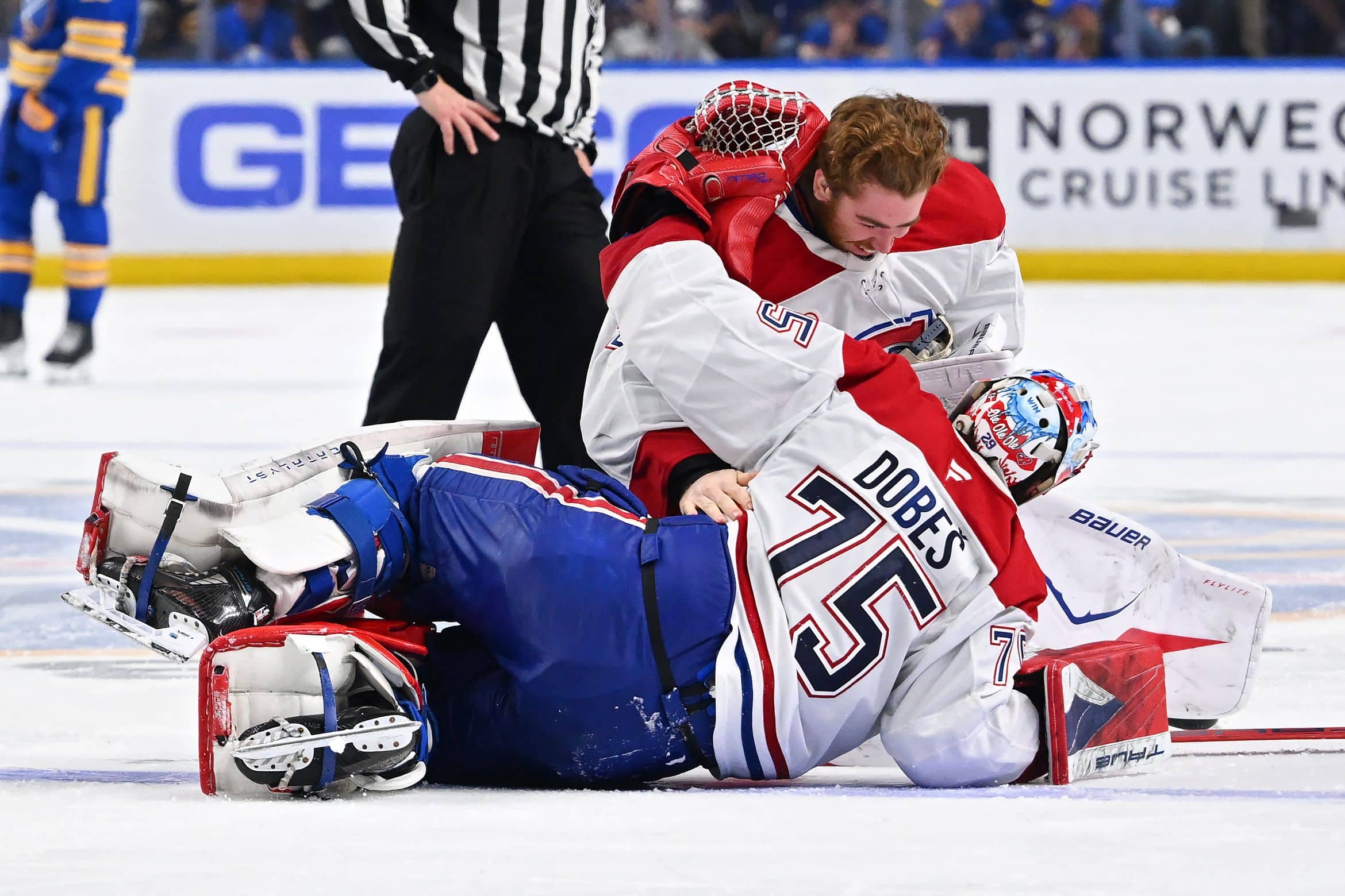 À VOIR | Une célébration renversante pour Jakub Dobes et Jacob Fowler