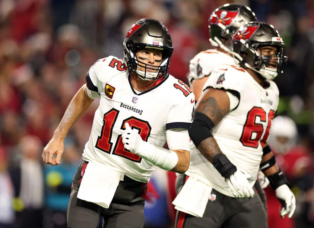 GLENDALE, ARIZONA - 25 DE DEZEMBRO: Tom Brady (n° 12) do Tampa Bay Buccaneers reagiu após uma perda de posse de bola tentada durante o primeiro quarto da partida contra o Arizona Cardinals no State Farm Stadium, em 25 de dezembro de 2022 em Glendale, no Arizona. Christian Petersen/Getty Images/AFP (Foto de Christian Petersen / GETTY IMAGES NORTH AMERICA / Getty Images via AFP)
